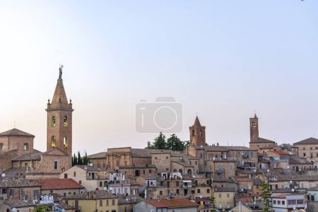 Téléchargez les photos : Ripatransone, beau village dans les Marches, Italie, au crépuscule - en image libre de droit