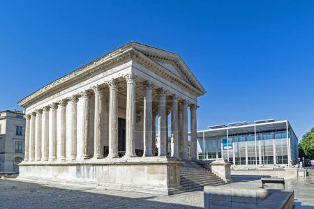 Téléchargez les photos : Nîmes, Maison Carre, ancien temple romain, monument important en France, détail latéral - en image libre de droit