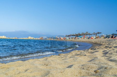 Téléchargez les photos : Plage de Sant Marti d'Empuries (L'Escala) sur la Costa Brava, Golfe de Roses, Catalogne, Espagne en haute saison estivale - en image libre de droit