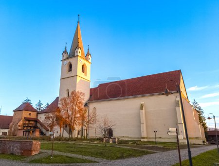 Foto de Targu Mures, ciudad en Transilvania, Rumania, iglesia y fortaleza al atardecer - Imagen libre de derechos