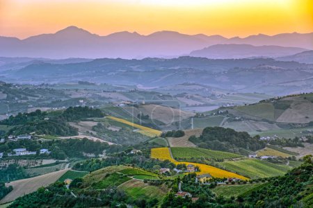 Téléchargez les photos : Paysage paysager en Italie au crépuscule, région des Marches, province d'Ascoli Piceno, coucher de soleil du village de Ripatransone - en image libre de droit