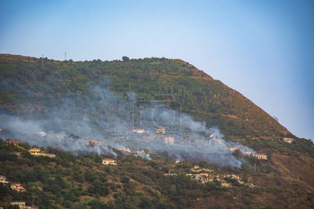 Calabre, Italie du Sud, feux de forêt en été chaud dans la région Capo Vaticano
