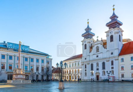 Gyor, ville de Hongrie, place principale avec église bénédictine Saint Ignace de Loyola