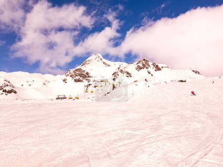 Obertauern, Salzburger Land, Österreich - Skigebiet, Hütte, Skifahrer und Piste in den österreichischen Alpen