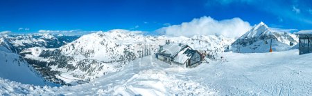 Obertauernpanorama, Salzburger Land, Österreich - Skigebiet, Hütte, Skifahrer und Piste in den österreichischen Alpen