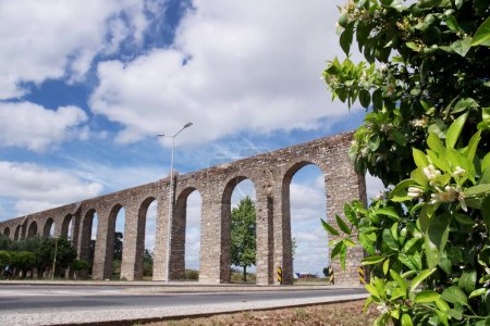 Foto de Antiguo acueducto en el sur de Portugal, ciudad de Evora - Imagen libre de derechos