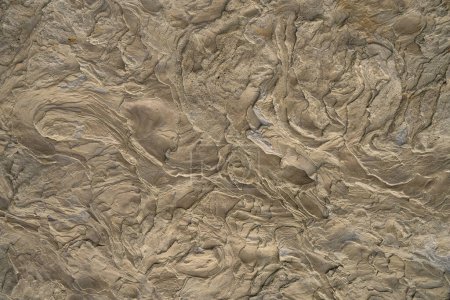 Téléchargez les photos : Natural drawings on big natural stone near bank of river in Carpathian Mountains in western Ukraine, yellow filter - en image libre de droit