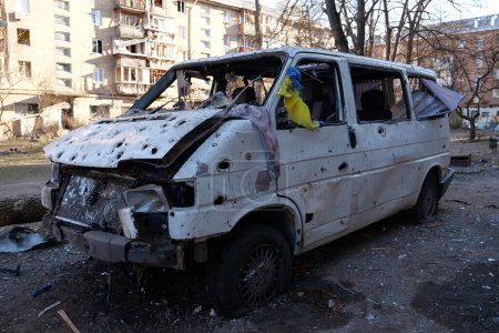 Foto de El misil ruso destruyó minibús y dañó casas en Kiev el 18 de marzo de 2022. La agresión rusa, después del bombardeo, la guerra en Ucrania, el terror y el genocidio del pueblo ucraniano - Imagen libre de derechos
