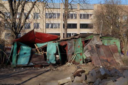 Foto de UKRAINE, KYIV, MARCH 20, 2022: Russian missile destroyed houses and garages in residential area in Kyiv city on March 18, 2022. After bombing, war in Ukraine, terror and genocide of Ukrainian people - Imagen libre de derechos