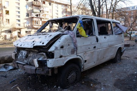 Foto de Russian missile destroyed minibus and damaged houses in Kyiv on March 18, 2022. After bombing, russian aggression, war in Ukraine, terror and genocide of Ukrainian people - Imagen libre de derechos