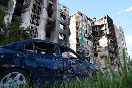 Foto de BORODYANKA, UKRAINE, JUNE 8, 2022: After bombing. Russian army of terrorist and marauders dropped bombs and destroyed houses, killed civilians on February 2022. Terror and genocide of Ukrainian people - Imagen libre de derechos