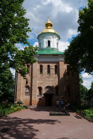 Foto de Monasterio de Vydubychi es un monasterio histórico en la capital ucraniana Kiev. Monasterio de Vydubitsky - uno de los monasterios ortodoxos más antiguos de Kiev - Imagen libre de derechos