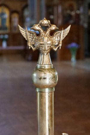 Téléchargez les photos : Double-headed eagle with two swords, a cross and a crown in the church - en image libre de droit