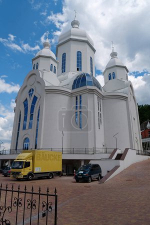 Photo for KYIV, UKRAINE, JULY 16, 2022: Cars near Evangelical Church Temple of Peace in Kyiv city, Ukraine - Royalty Free Image