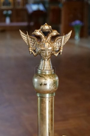 Téléchargez les photos : Double-headed eagle with two swords, cross and crown in the church - en image libre de droit
