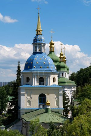 Foto de Vydubychi Monastery - historic monastery in Kyiv, Ukraine. Vydubitsky Monastery - one of oldest Orthodox monasteries in Kyiv - Imagen libre de derechos