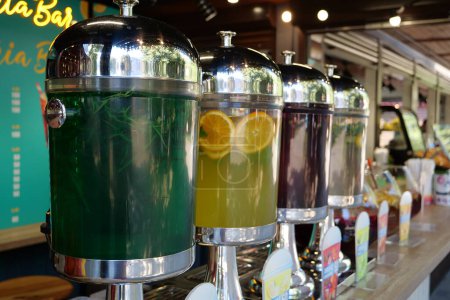 Téléchargez les photos : Barils de verre avec différentes limonades dans un bar - en image libre de droit