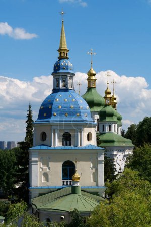 Foto de Vydubychi Monastery - historic monastery in Kyiv, Ukraine. Vydubitsky Monastery - one of oldest Orthodox monasteries in Kyiv - Imagen libre de derechos