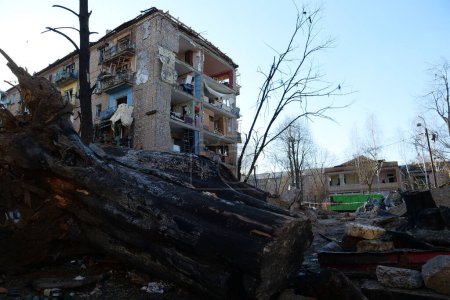 Foto de KYIV, UKRAINE, MARCH 20, 2022: After bombing. Russian terrorist army dropped missile and destroyed house in residential district in Kyiv city on March 18, 2022. Terror and genocide of Ukrainian people - Imagen libre de derechos