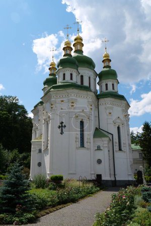 Foto de Monasterio de Vydubychi es un monasterio histórico en la capital ucraniana Kiev. Monasterio de Vydubitsky - uno de los monasterios ortodoxos más antiguos de Kiev - Imagen libre de derechos
