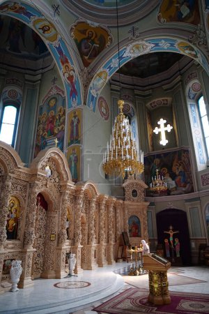 Foto de KYIV, UKRAINE, JULY 16, 2022: Inside temple in Vydubychi Monastery is an historic monastery in Ukrainian capital Kyiv. Vydubitsky Monastery - one of oldest Orthodox monasteries in Kyiv - Imagen libre de derechos