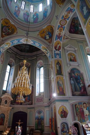 Foto de KYIV, UKRAINE, JULY 16, 2022: Inside temple in Vydubychi Monastery is an historic monastery in Ukrainian capital Kyiv. Vydubitsky Monastery - one of oldest Orthodox monasteries in Kyiv - Imagen libre de derechos