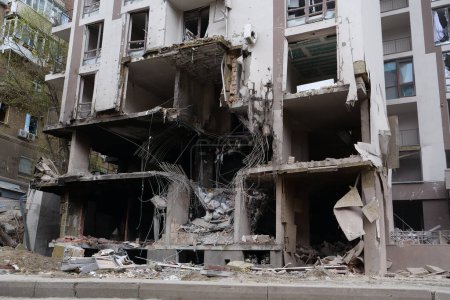 Foto de KYIV, UKRAINE, APRIL 29, 2022: After bombing. Dwelling house destroyed by russian missile in Kyiv city on end of April 2022. Russian aggression. War in Ukraine. Terror and genocide of Ukrainian people - Imagen libre de derechos