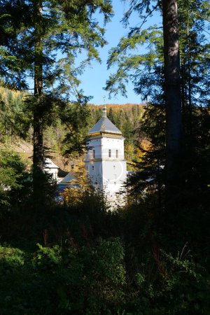 Foto de Manyava Skete of Exaltation of Holy Cross in forest in Carpathian mountains, Ukraine. Orthodox solitary cell mens monastery, skete. Near skete in the wood there is Blessed Stone, object of worship - Imagen libre de derechos