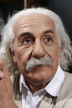 Foto de BUKOVEL, UKRAINE, OCTOBER 13, 2022: Wax figure of world-famous scientist, Nobel laureate, theoretical physicist, creator of theory of relativity Albert Einstein - Imagen libre de derechos