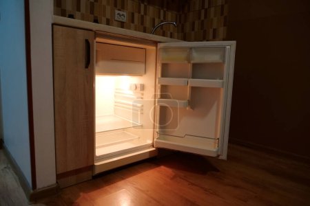 Téléchargez les photos : Mini réfrigérateur avec porte ouverte dans la cuisine - en image libre de droit