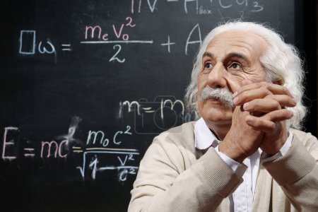 Foto de BUKOVEL, UCRANIA, 5 DE OCTUBRE DE 2022: Figura de cera del mundialmente famoso científico, físico teórico, premio Nobel, creador de la teoría de la relatividad Albert Einstein - Imagen libre de derechos
