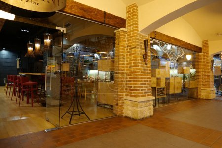 Téléchargez les photos : IVANO-FRANKIVSK, UKRAINE, 22 AOÛT 2022 : Cafés et boutiques à l'intérieur de la galerie du vieux bastion dans la ville d'Ivano-Frankivsk, ouest de l'Ukraine - en image libre de droit