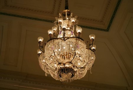 Téléchargez les photos : Big crystal chandelier in playhouse - en image libre de droit