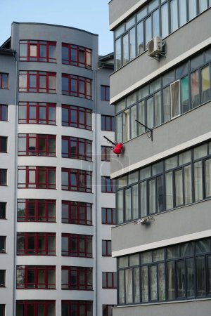 Téléchargez les photos : Nouveaux immeubles de grande hauteur avec balcons - en image libre de droit