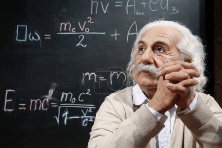 Téléchargez les photos : BUKOVEL, UKRAINE, OCTOBER 5, 2022: Wax figure of world-famous scientist, theoretical physicist, Nobel laureate, creator of theory of relativity Albert Einstein - en image libre de droit