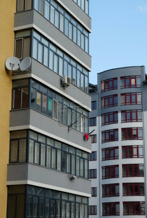 Foto de New beautiful high-rise buildings with balconies - Imagen libre de derechos