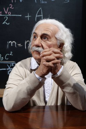Téléchargez les photos : UKRAINE, BUKOVEL, OCTOBER 13, 2022: World-famous scientist, Nobel laureate, theoretical physicist, creator of theory of relativity Albert Einstein, who sits at the table - en image libre de droit