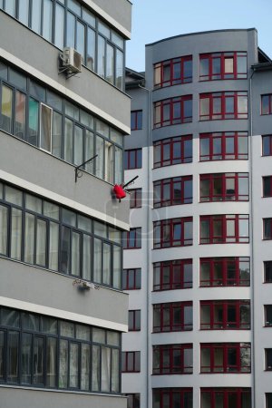 Téléchargez les photos : Nouveaux immeubles de grande hauteur avec balcons - en image libre de droit