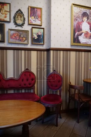Téléchargez les photos : KOLOMYIE, UKRAINE, 20 AOÛT 2022 : Intérieur du café avec tables, chaises et photos - en image libre de droit