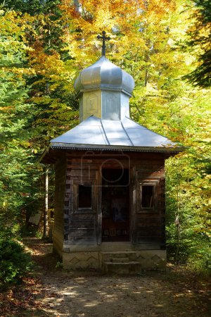 Foto de Capilla de piedra bendita y manantial sagrado en el bosque cerca de Manyava Skete en el oeste de Ucrania, considerado como lugar de oración y de purificación espiritual. El manantial de agua sanadora emite por debajo de ella - Imagen libre de derechos