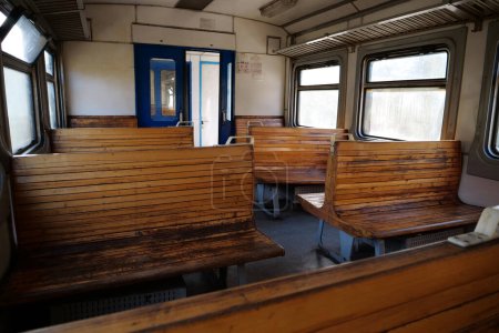 Foto de Vieja carreta vacía de tren. Asientos de madera en un vagón vacío del tren suburbano - Imagen libre de derechos