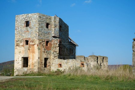 Foto de Antigua torre de piedra, torreta en el castillo de Pniv - objeto histórico medieval en Ivano-Frankivsk región del oeste de Ucrania - Imagen libre de derechos