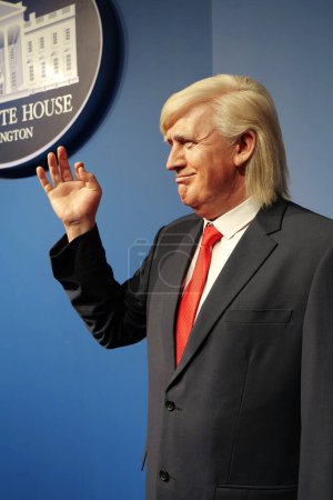 Foto de BUKOVEL, UCRANIA, 5 de octubre de 2022: Figura de cera de Donald John Trump en la Casa Blanca, empresario, político estadounidense y 45º presidente de los Estados Unidos de América - Imagen libre de derechos