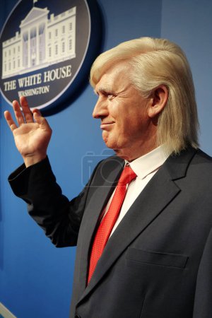 Foto de BUKOVEL, UCRANIA, 5 de octubre de 2022: Figura de cera de Donald John Trump en la Casa Blanca, empresario, político estadounidense y 45º presidente de los Estados Unidos de América - Imagen libre de derechos