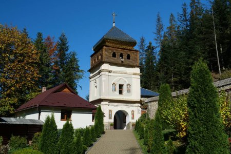 Foto de Manyava Skete of Exaltation of Holy Cross in the forest in Carpathian mountains, Ukraine. Orthodox solitary cell mens monastery, skete. Near skete in wood there is Blessed Stone, object of worship - Imagen libre de derechos