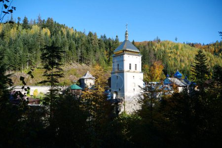 Foto de Manyava Skete of Exaltation of Holy Cross in forest in Carpathian mountains, Ukraine. Orthodox solitary cell mens monastery, skete. Near skete in the wood there is Blessed Stone, object of worship - Imagen libre de derechos