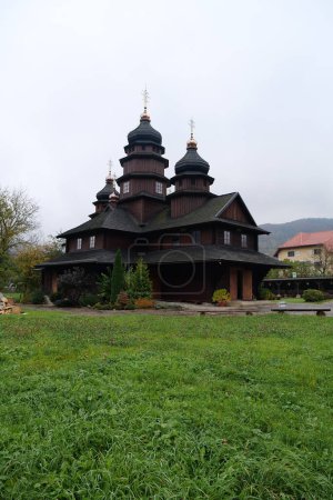 Foto de Iglesia del Santo Profeta Ilya es un monumento arquitectónico único construido en estilo Hutsul en forma de cruz en la ciudad de Yaremche, el oeste de Ucrania, las montañas de los Cárpatos - Imagen libre de derechos