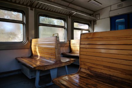 Foto de Vieja carreta vacía de tren. Asientos de madera en un vagón vacío del tren suburbano - Imagen libre de derechos