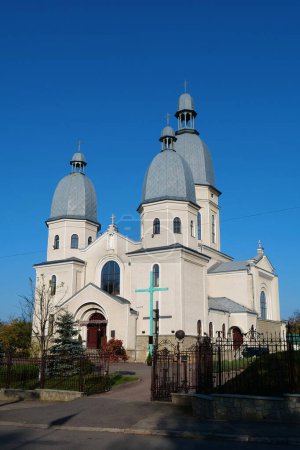 Téléchargez les photos : Vie dans les montagnes des Carpates, dans l'ouest de l'Ukraine. Eglise dans la ville de Nadvirna - en image libre de droit