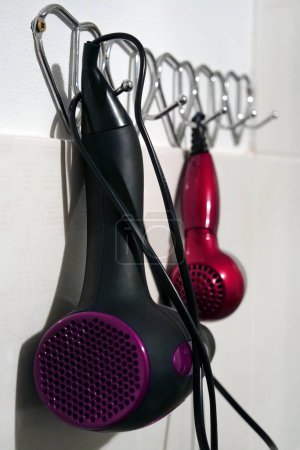 Téléchargez les photos : Deux sèche-cheveux suspendus au mur dans la salle de bain - en image libre de droit